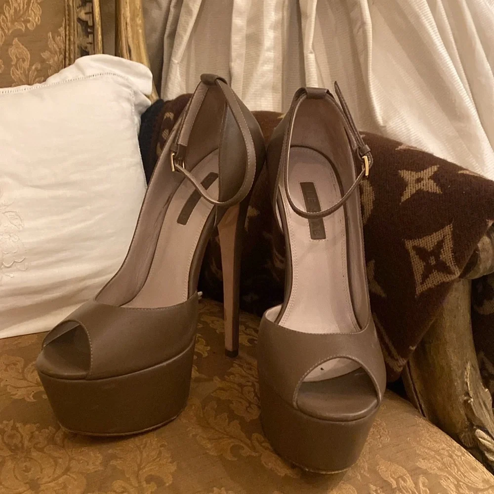 Elie Saab Brown Leather Platform Peep-Toe Pumps